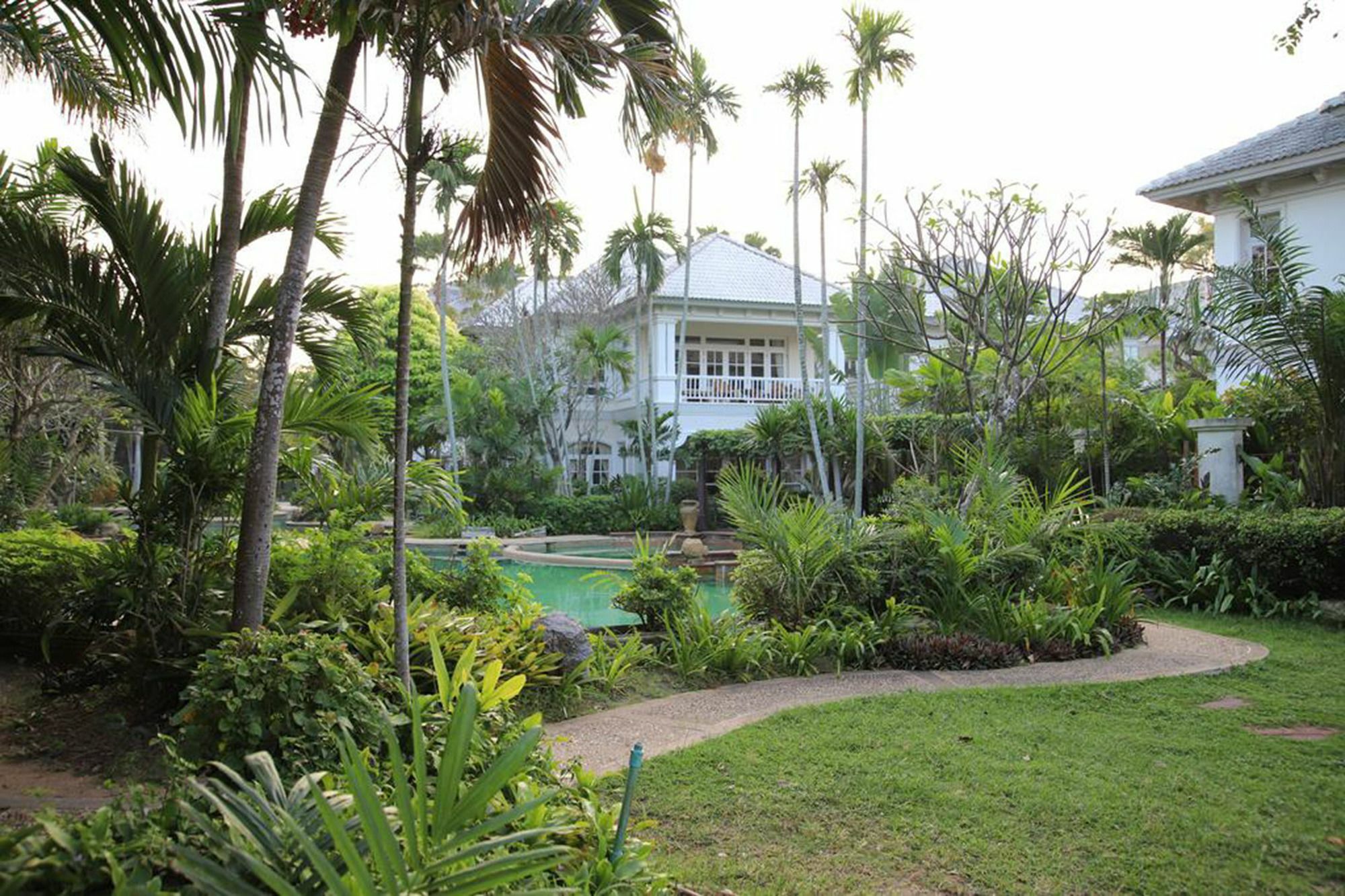 Baan Dhewaran Beachfront Villa Na Chom Thian Exterior photo